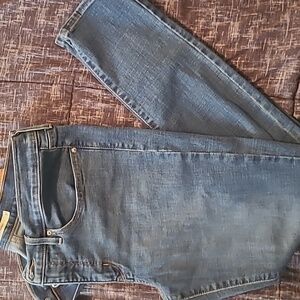 Levis size 30 shaping skinny jean